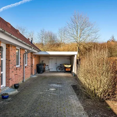 Holiday home 3 Bedroom Beautiful In Grasten