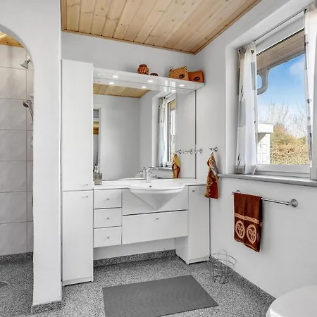 3 Bedroom Beautiful In Holiday home